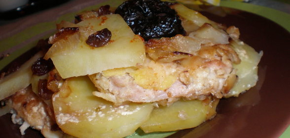 отбивные в шубке, запеченные с картофелем, черносливом и изюмом