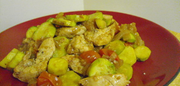 Куриная грудка с овощами и кунжутом