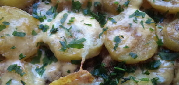 Печень, запеченная с картофелем и сыром