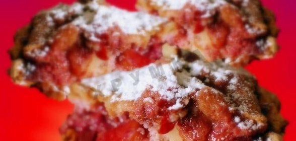Шарлотка с клубникой
