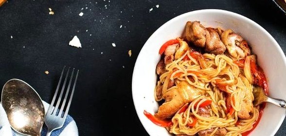 Рисовая лапша с уткой и перцем