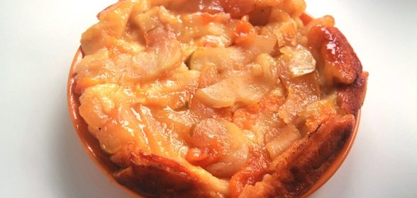 Тарт с карамелизованными фруктами на сметанном тесте