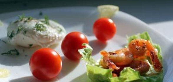 Жареные креветки с яйцом пашот