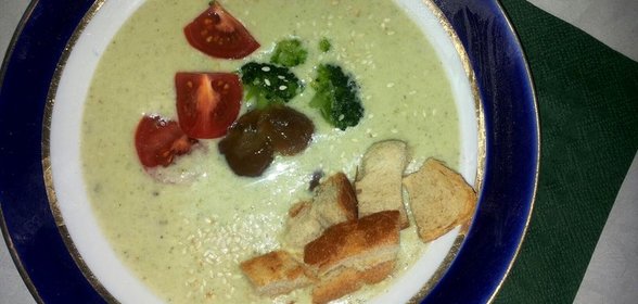 Суп-пюре из брокколи с белой фасолью и чеддером