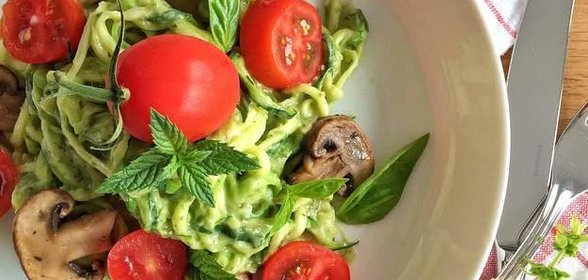 Спагетти из цукини с грибами и помидорами