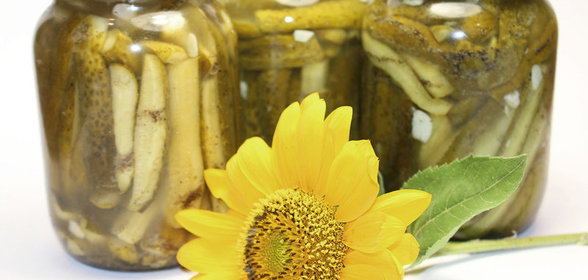 Огурцы в чесночном маринаде (заготовки, консервация)