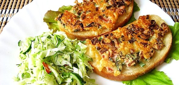 Горячие бутерброды с колбасой и луком