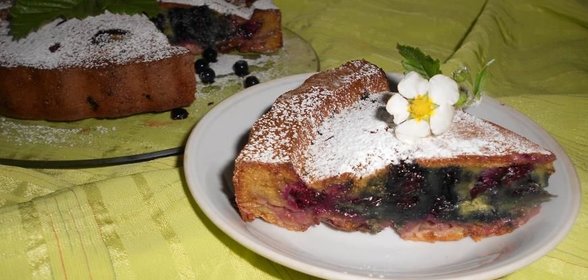 Шарлотка с ягодным ассорти