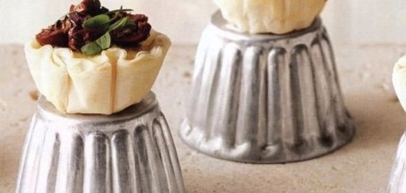 Закусочные корзинки с сыром и оливками