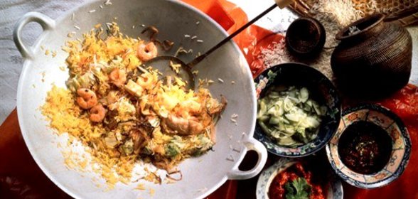 Жареный рис с креветками и овощами