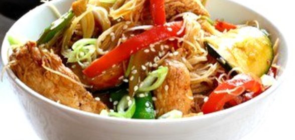 Жареная курица с зеленым перцем, зеленым луком и лапшой соба в соусе чили