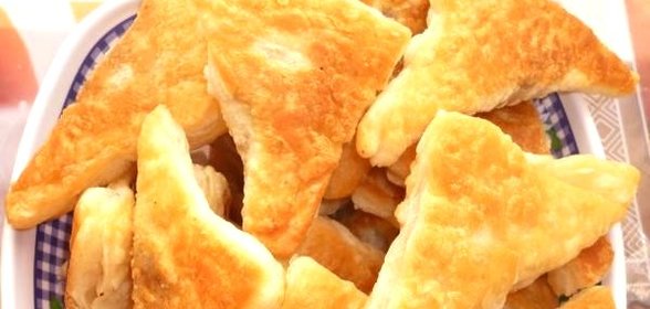 Пирожки из слоеного теста с куриной начинкой