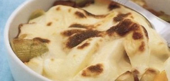 Лук-порей, запеченный с яйцами под сырной корочкой