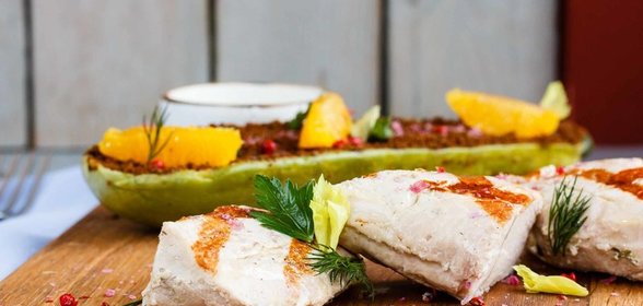 Филе индейки с кабачком и соусом дзадзики