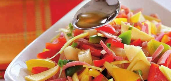 Салат из трех перцев с окороком и сыром