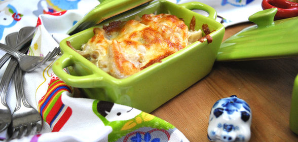 Курица, тушенная с грибами в томатном соусе