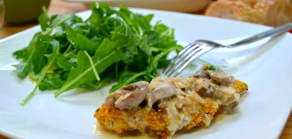 Курица под соусом с грибами