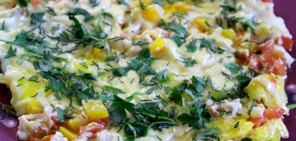 Яичница с сыром и овощами