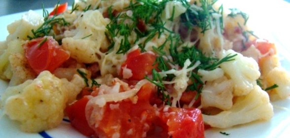 Цветная капуста с беконом и помидорами