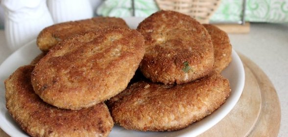 Котлеты из семги с пшеничными отрубями и кинзой