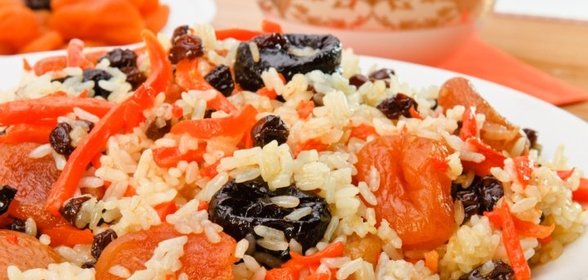 Морковь тушеная с рисом и черносливом