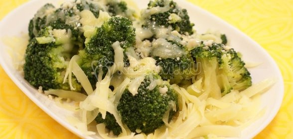 Брокколи с миндалем и сыром