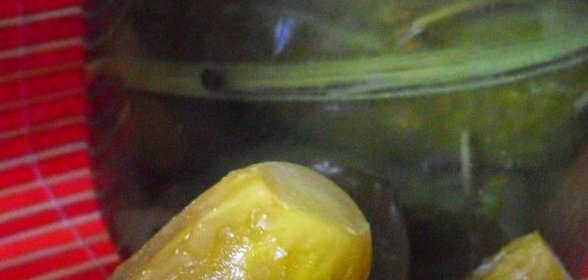 Соленые огурцы с сухой горчицей