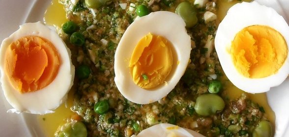 Яйца с зеленым соусом из петрушки, бобов и горошка