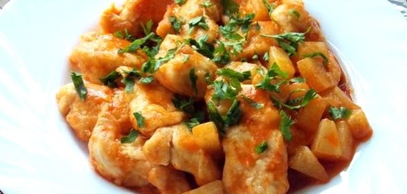 Куриная грудка с ананасами в томатном соусе