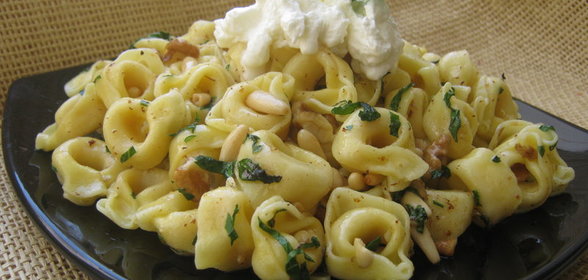 Тортеллини с соусом из орехов и зелени под сырным кремом (Tortellini With Nutty Herb Sauce)