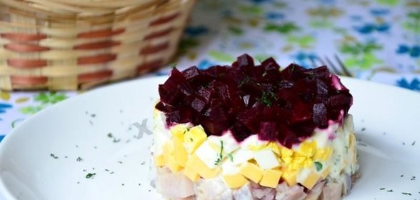 Салат со свеклой сыром и сельдью