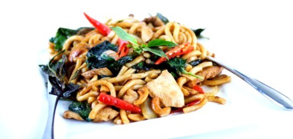 Жареная курица и лапша удон с чили, кориандром и имбирем