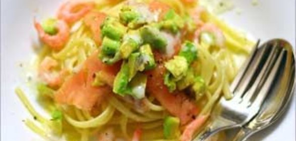 Лингвини с семгой, креветками и авокадо