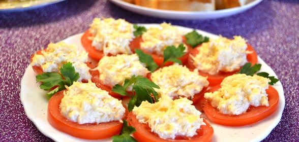 Закуска из помидоров с колбасным сыром и чесноком