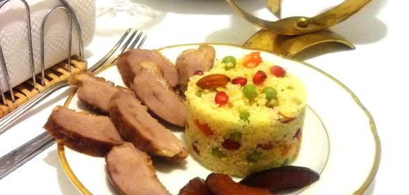 Копченая утиная грудка с кускусом в марокканском стиле