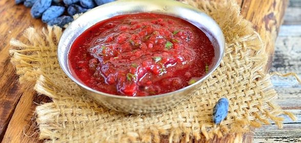 Соус из гриль-перца с жимолостью