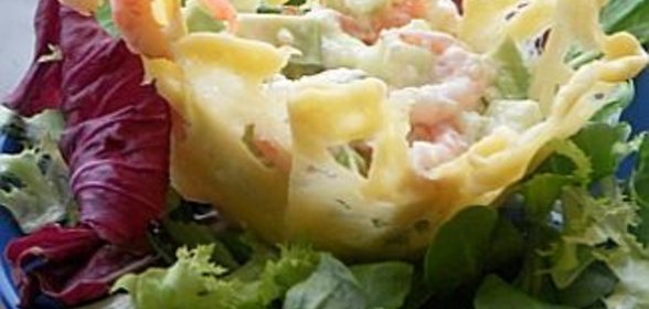 Креветочный салат в сырной корзиночке