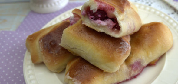 Булочки с творогом и ягодами