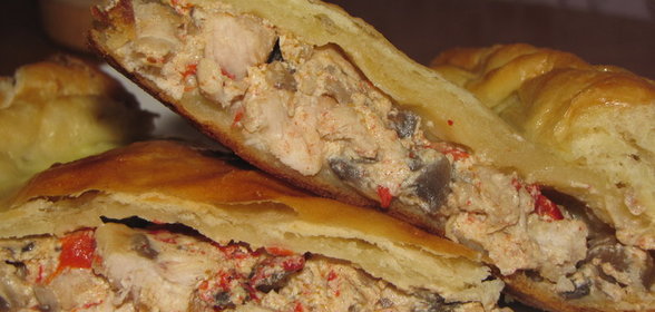 Куриное рагу с грибами в слоёном тесте