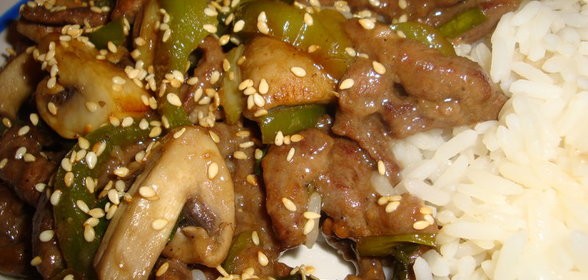 Говядина с шампиньонами,паприкой и луком( по-китайски)