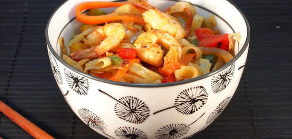 Лапша с креветками и овощами