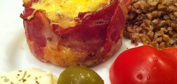 Закуска Корзинки из бекона, наполненные яйцом, луком-шаллот и сыром Маркиз