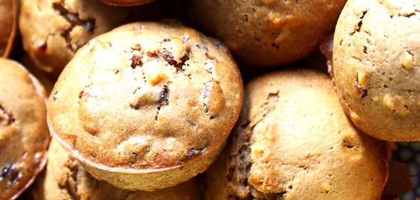 Банановые маффины с орехами