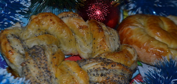 Слойки карамельные с сахаром и абрикосовым джемом