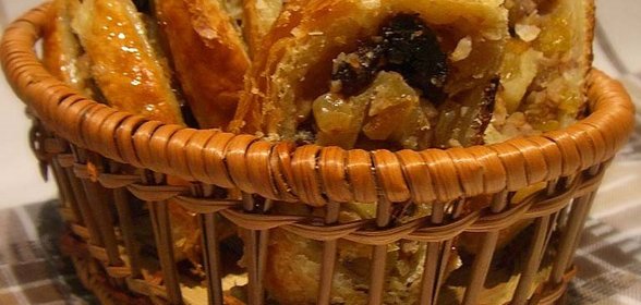 рулет с орехами и сухофруктами