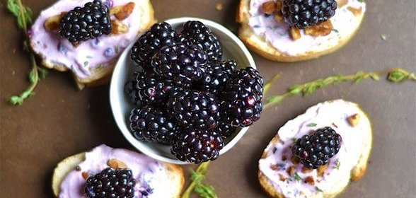 Кростини с ежевикой и козьим сыром