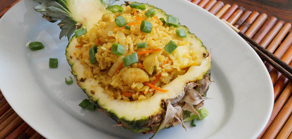 Тайский рис с ананасами и креветками