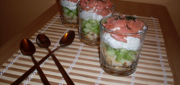 Cooler Lachs in perfekter Begleitung:) Закуска с лососем,огурчиком и Со:)