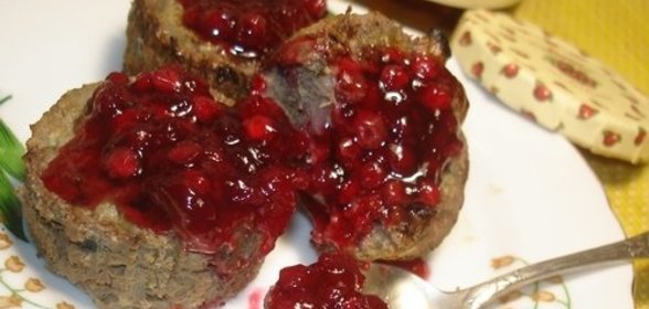 Сальники из куриной печени с брусничным соусом