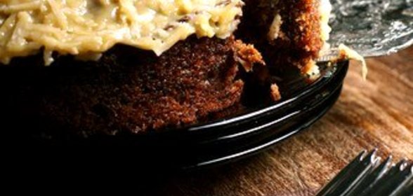 Шоколадный торт с кокосом и орехами пекан